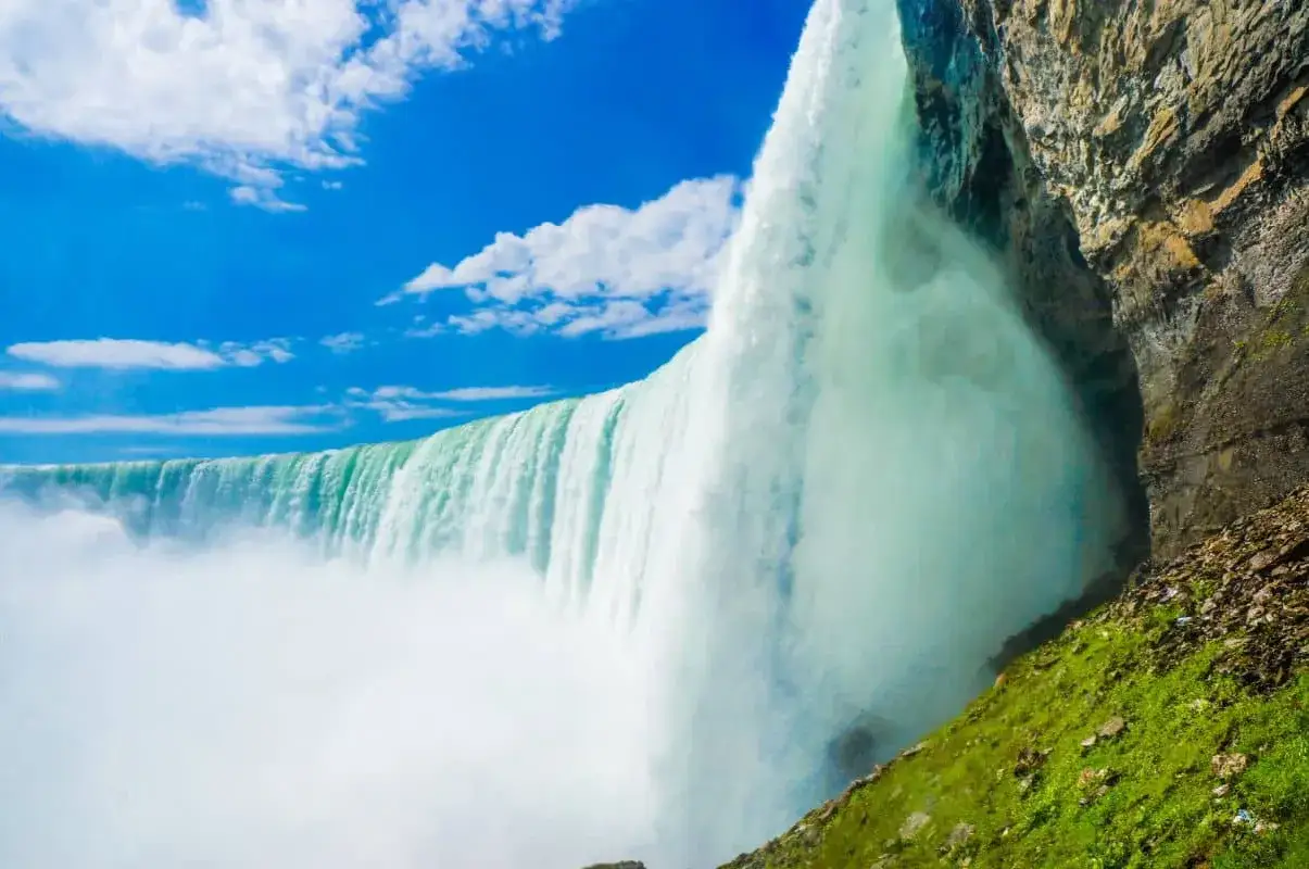 Potężny wodospad Niagara w chmurach pary. Ciekawe wodospad niagara informacje znajdziesz w opisie.