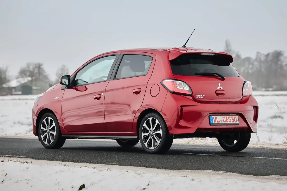 Roter Mitsubishi Space Star im Schnee. Keine Krankheiten, nur ein schickes Auto f&uuml;r kalte Tage.