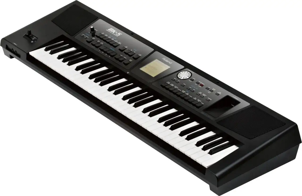 Czarny keyboard Roland BK-5 z klawiszami, przyciskami i ekranem. To świetne narzędzie dla każdego, kto chce poznać, co to jest keyboard i zacząć tworzyć muzykę.