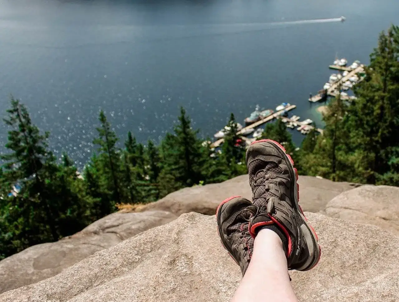 Wygodne buty trekkingowe, idealne na g&oacute;rskie wędr&oacute;wki. Czy powinny być większe? Z pewnością! Widok na zatokę z ł&oacute;dkami zachwyca.