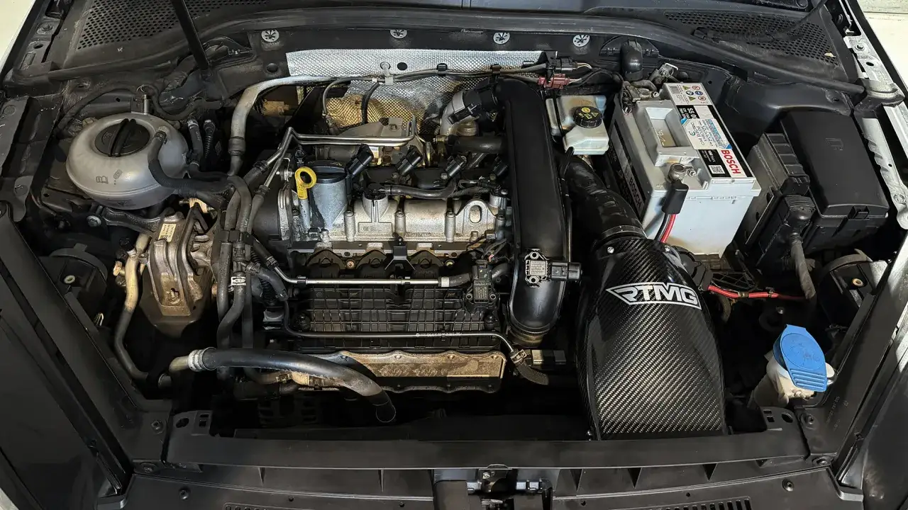 Silnik 1.2 TSI EA211 z widocznym filtrem stożkowym RTMG i akumulatorem Bosch.