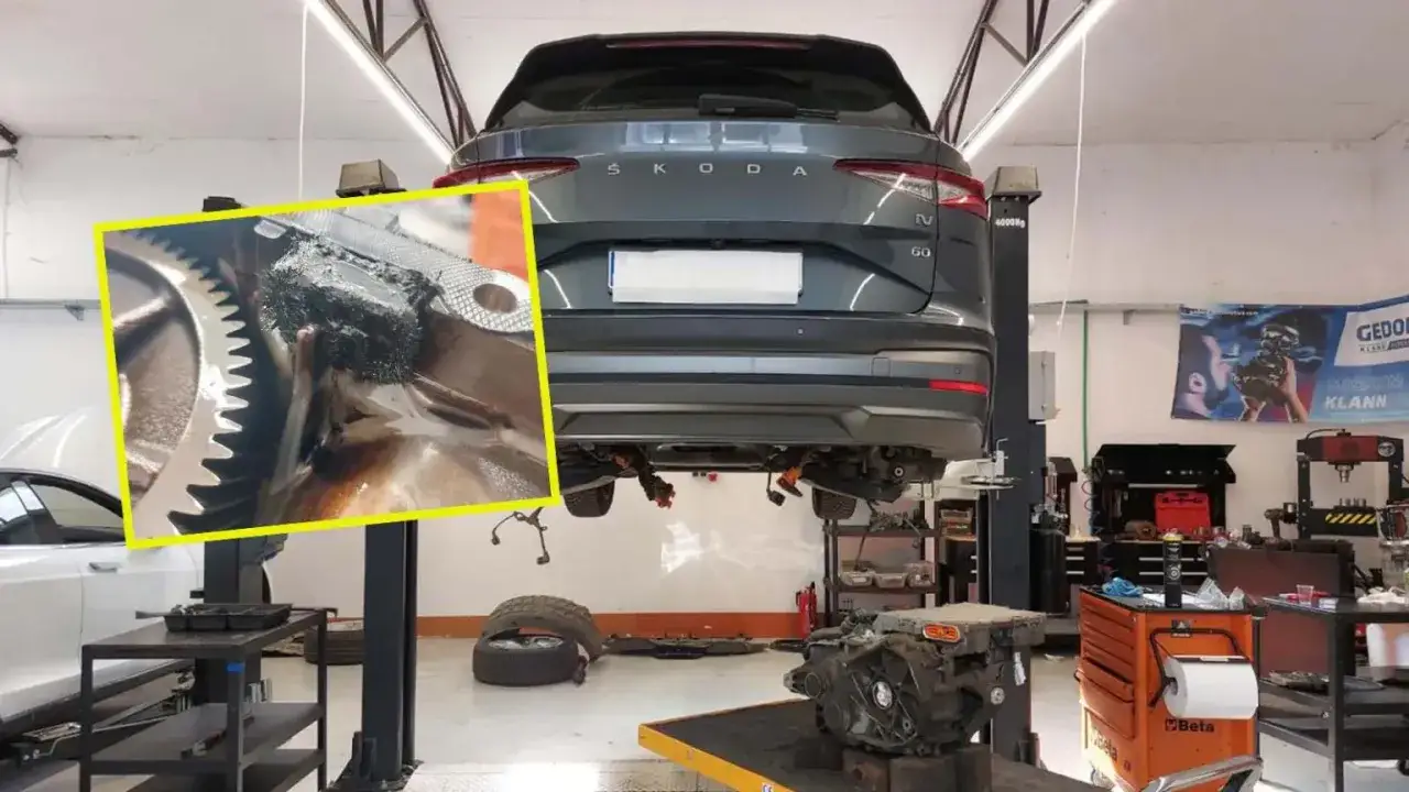 Service elbil: Skoda Enyaq på lyft med detaljbild av smutsig växellåda.