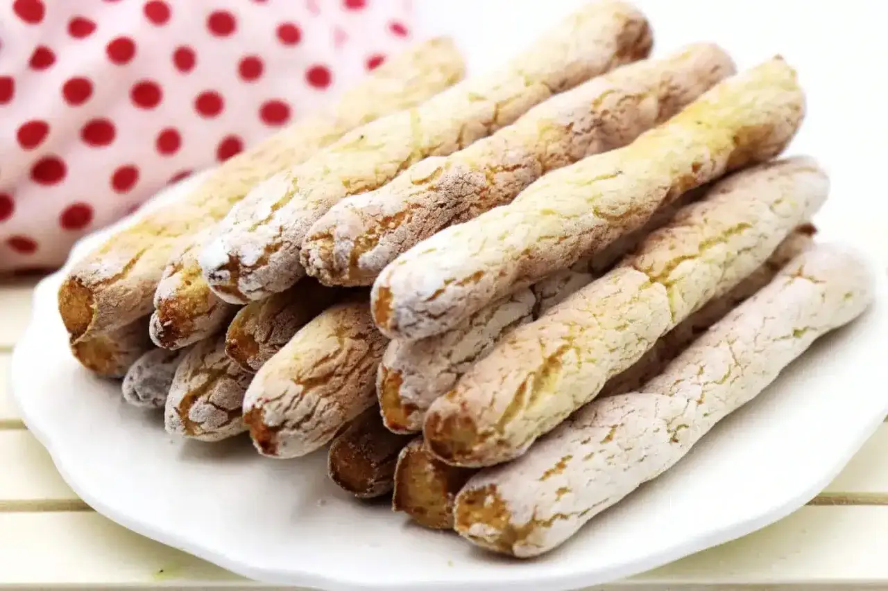 Leckere Kekse für ein low carb picknick. Sie sind goldbraun gebacken und mit Puderzucker bestäubt.