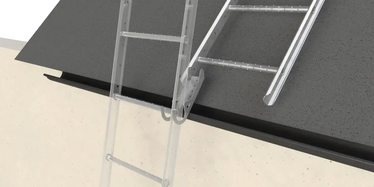 Detaljerad bild av en stege f&auml;st vid en fasad, med fokus p&aring; glidskyddet som ger extra s&auml;kerhet.