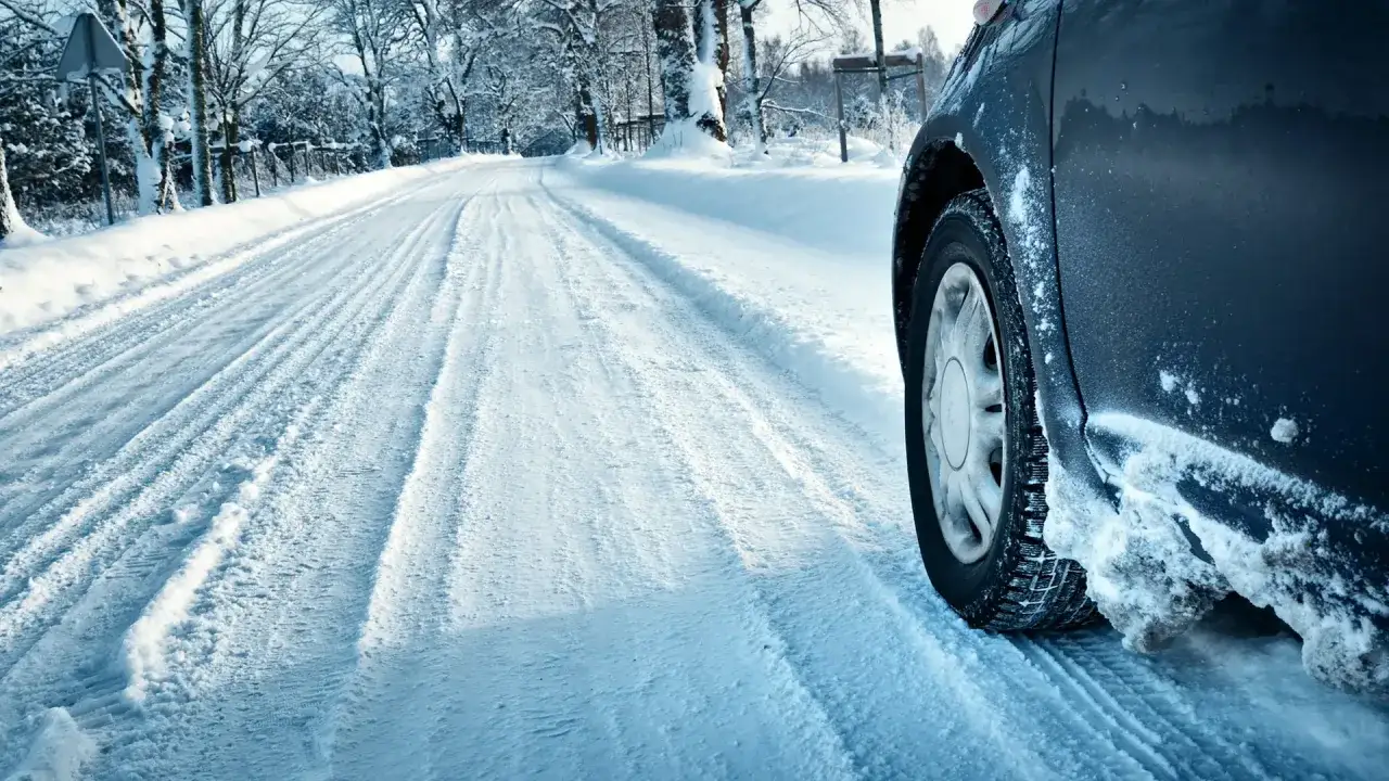 Vorsicht auf der verschneiten Stra&szlig;e! Hier siehst du, wie entsteht Blitzeis: Wasser gefriert auf eisglatter Fahrbahn.