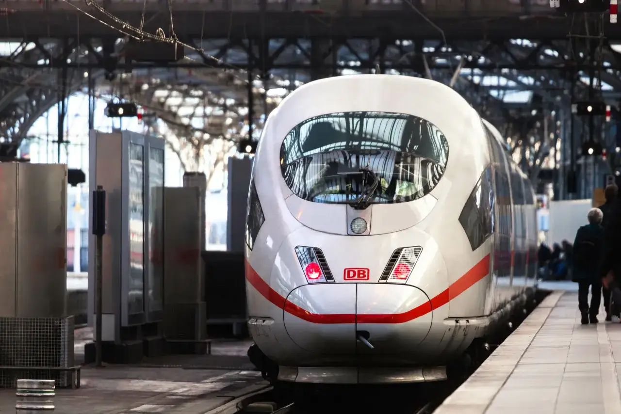 Ein wei&szlig;er ICE mit roten Streifen steht am Bahnsteig. Bereit f&uuml;r die Fahrt von K&ouml;ln nach M&uuml;nchen.