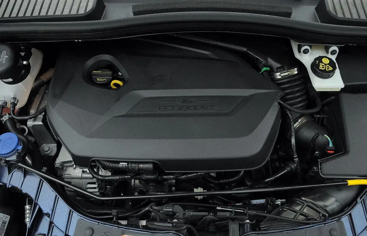 Silnik EcoBoost w Fordzie C-Max 1.6 TDCI. Widoczny korek wlewu oleju Castrol.