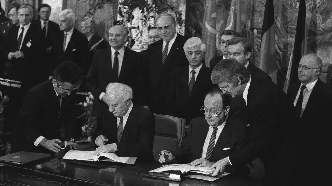 M&auml;nner unterzeichnen Dokumente. Die Frage, ob Deutschland ein besetztes Land ist, wird hier durch die Anwesenheit von Gorbatschow und Kohl thematisiert.