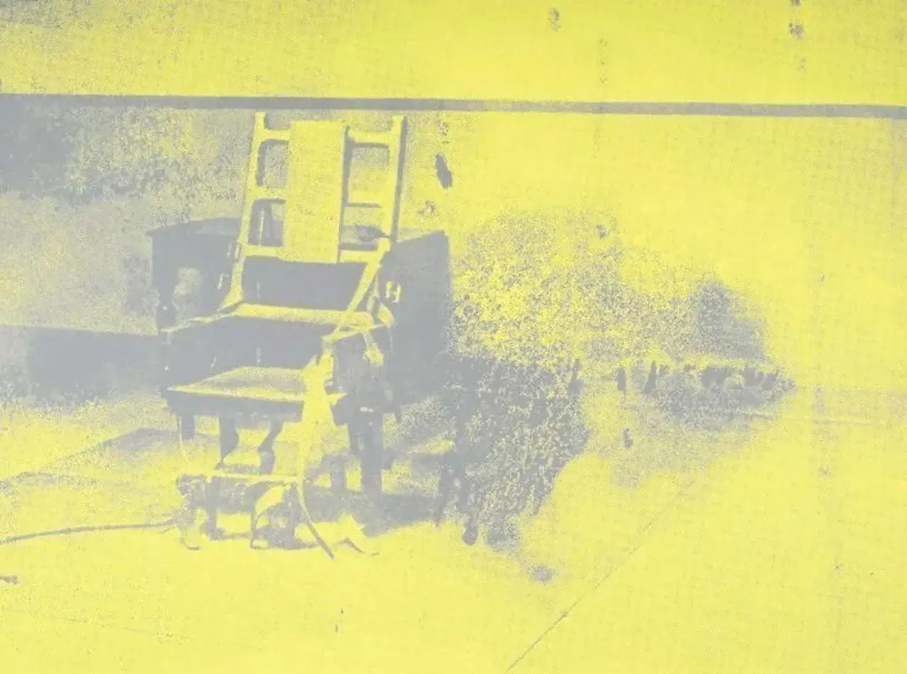 Chaise électrique et chien, dans le style pop art d'Andy Warhol, avec des aplats de couleurs vives et un effet de sérigraphie.