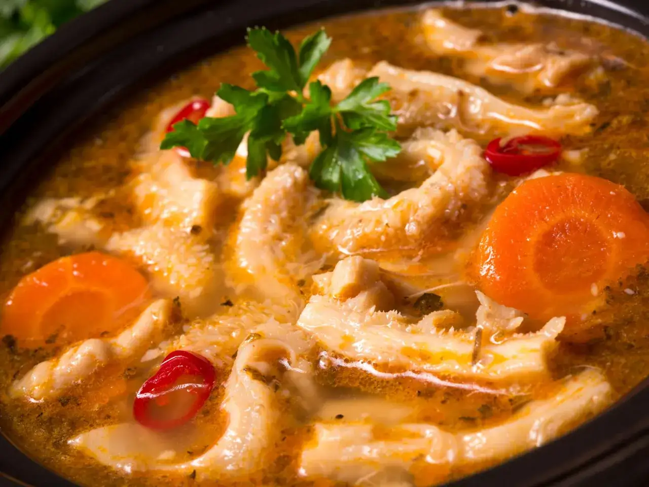 Herzhafte Kuttelsuppe mit Karotten und Petersilie. Was sind Kutteln? Das sind gereinigte und gekochte Innereien vom Rind, die in dieser Suppe köstlich zubereitet werden.