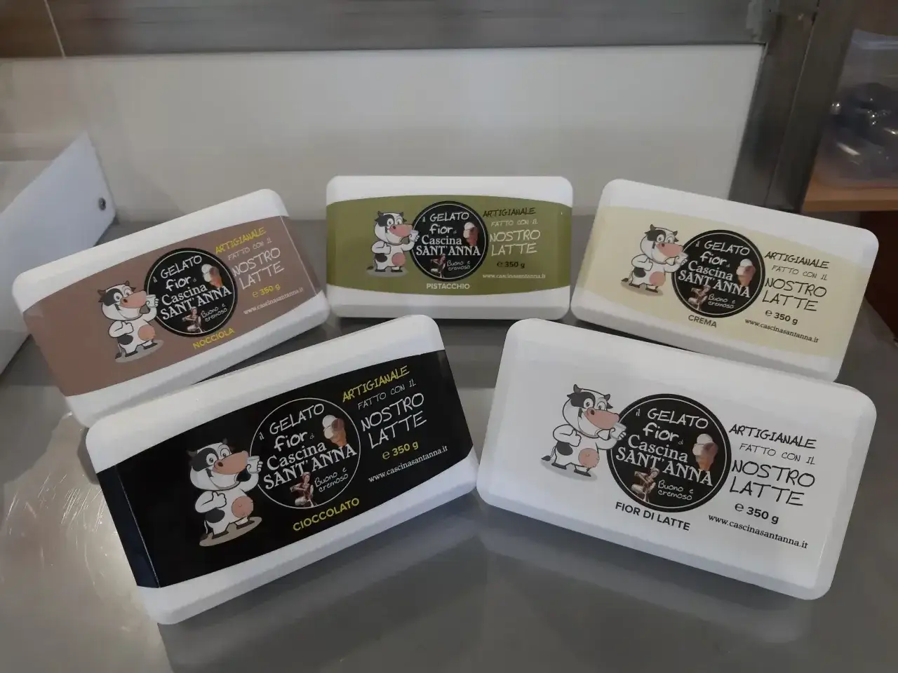 Cinque vaschette di gelato artigianale