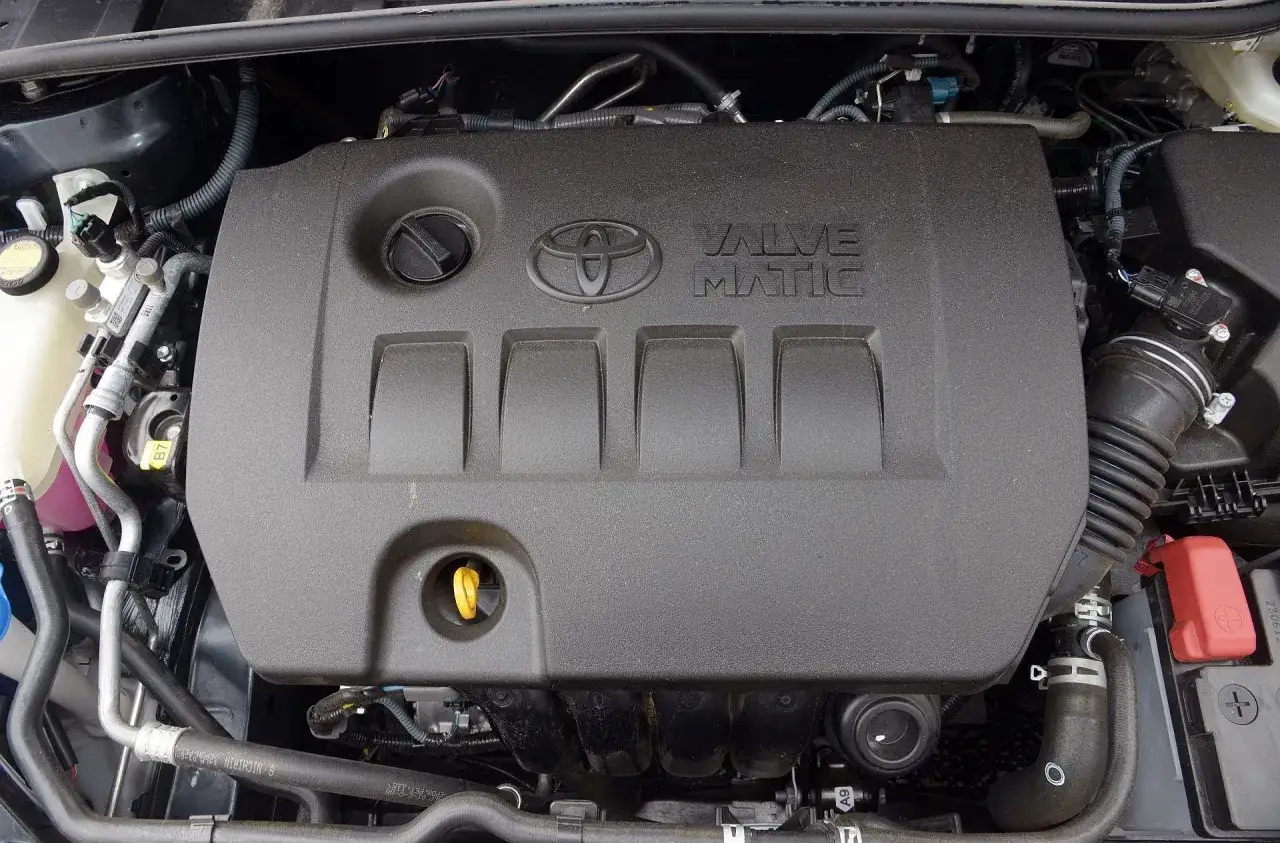 Silnik Valvematic w Toyota Corolla 2017. Widoczna pokrywa silnika z logo Toyoty i napisem