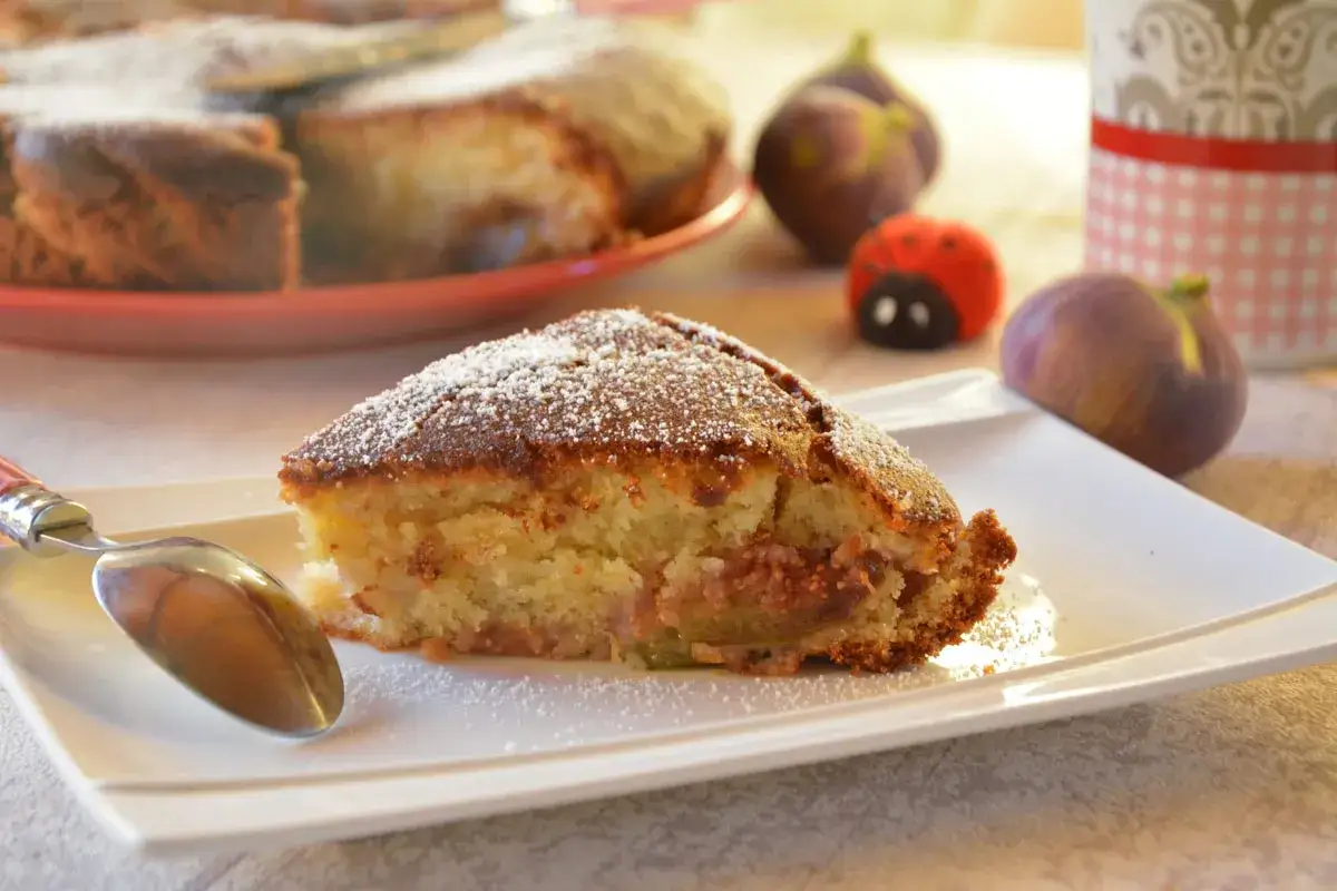 G&acirc;teau moelleux aux figues, saupoudr&eacute; de sucre glace. Une id&eacute;e gourmande pour des recettes de figues s&egrave;ches.