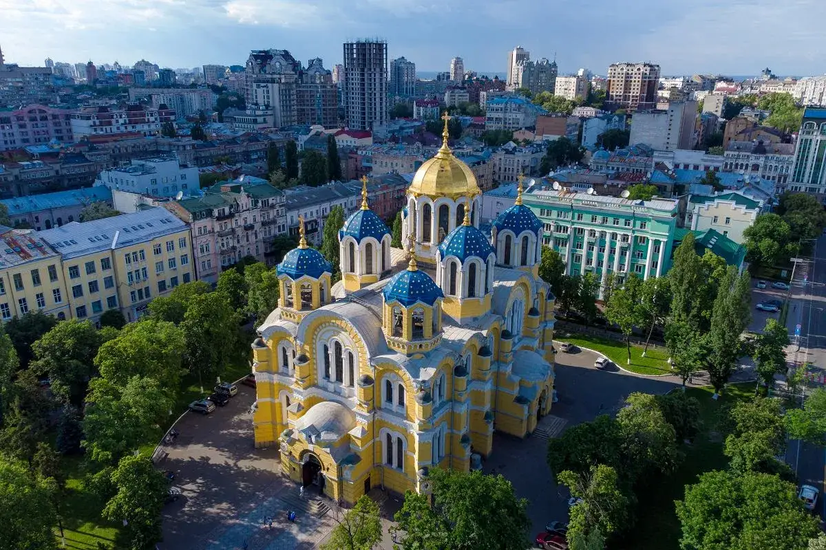 Katedra św. Włodzimierza w Kijowie, symbol pięknej architektury i bogatej historii, z czego słynie Ukraina.