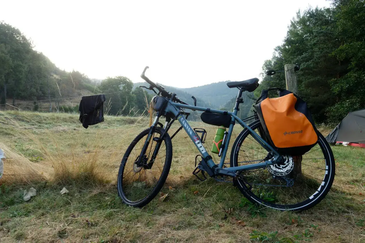 Rower z sakwami i praniem na drucie. Idealny zestaw, by wiedzieć, co zabrać na wyprawę rowerową.