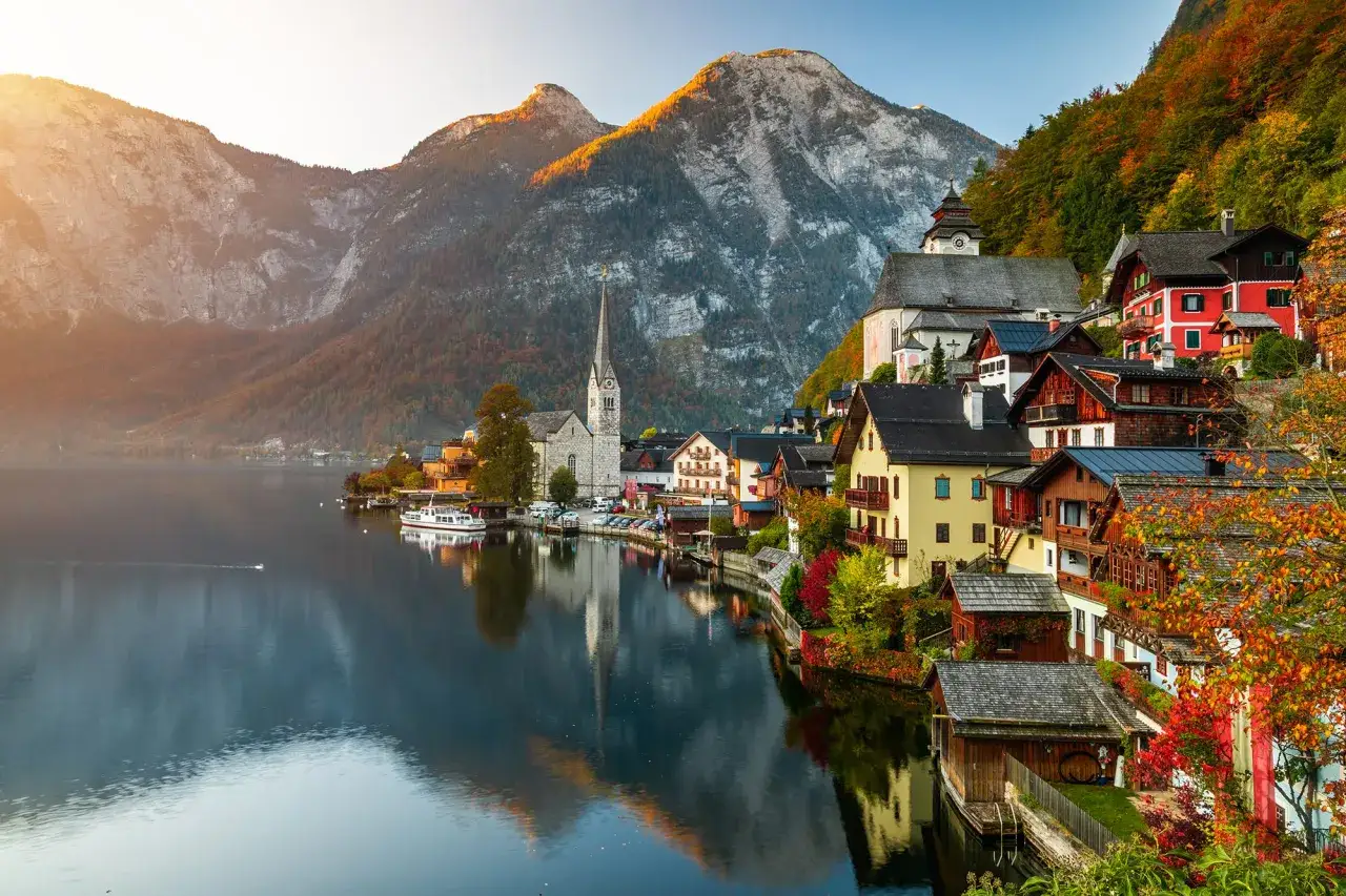 Hallstatt, Austria, un pueblo pintoresco junto a un lago, con monta&ntilde;as y casas de colores, uno de los pa&iacute;ses m&aacute;s bonitos de Europa.