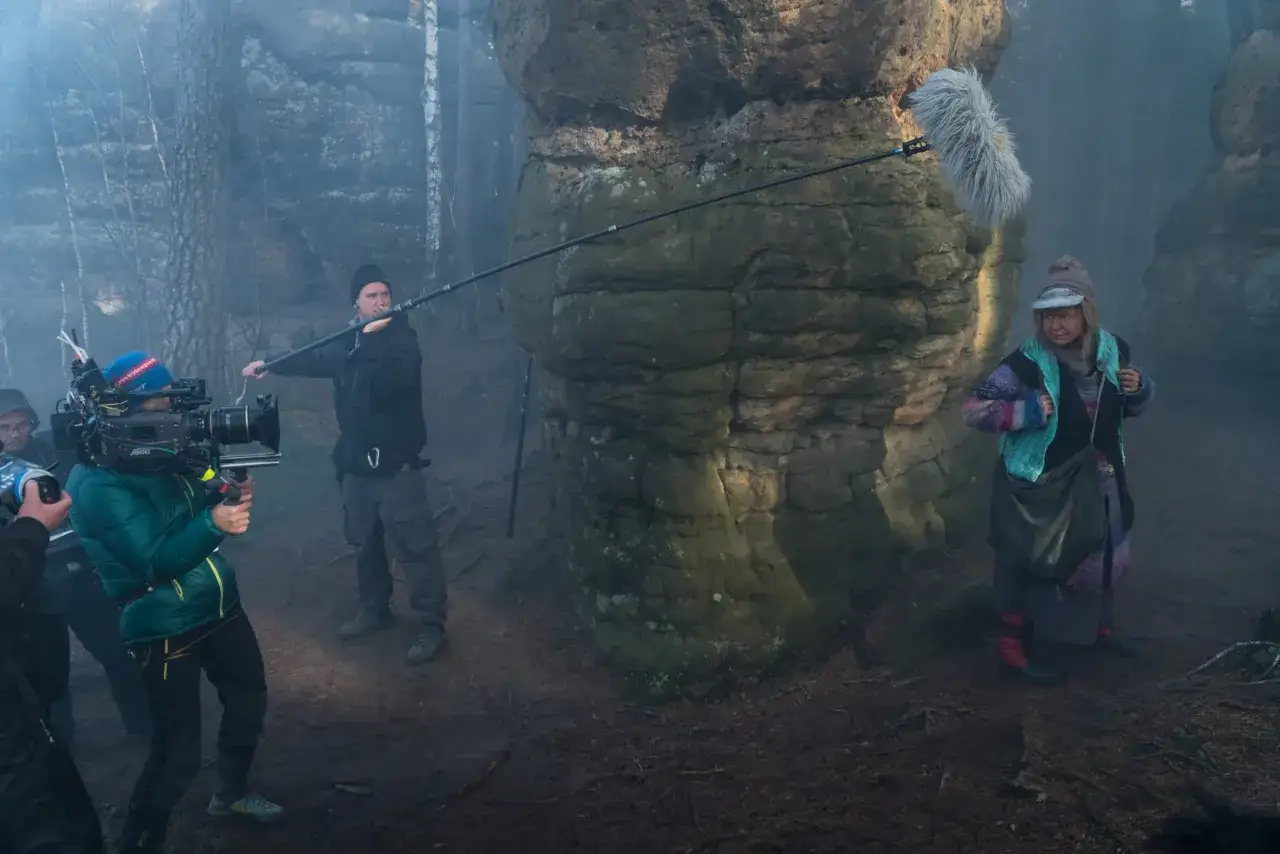Ekipa filmowa pracuje w lesie, tworząc scenę do filmu