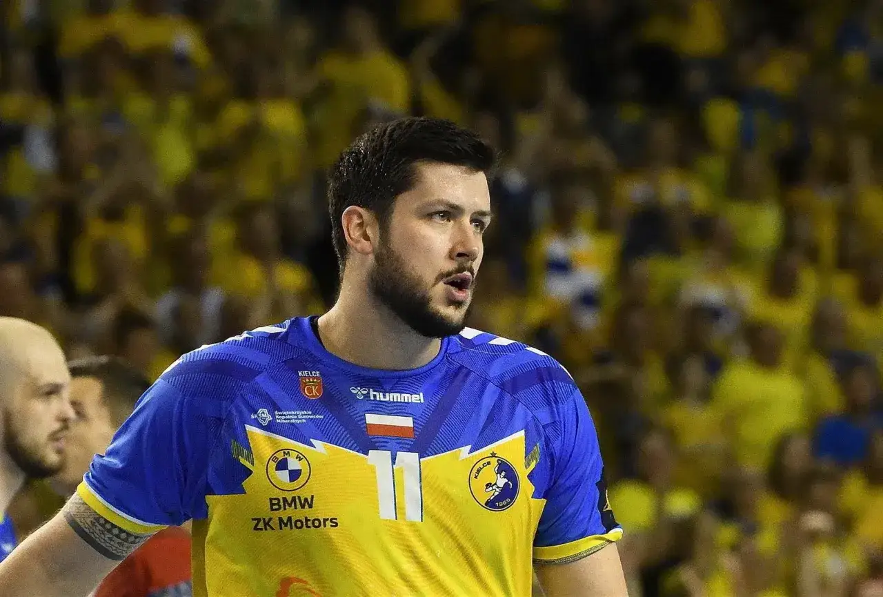 Nicolas Tournat, zawodnik Vive Kielce, w żółto-niebieskiej koszulce z numerem 11, na tle kibiców.