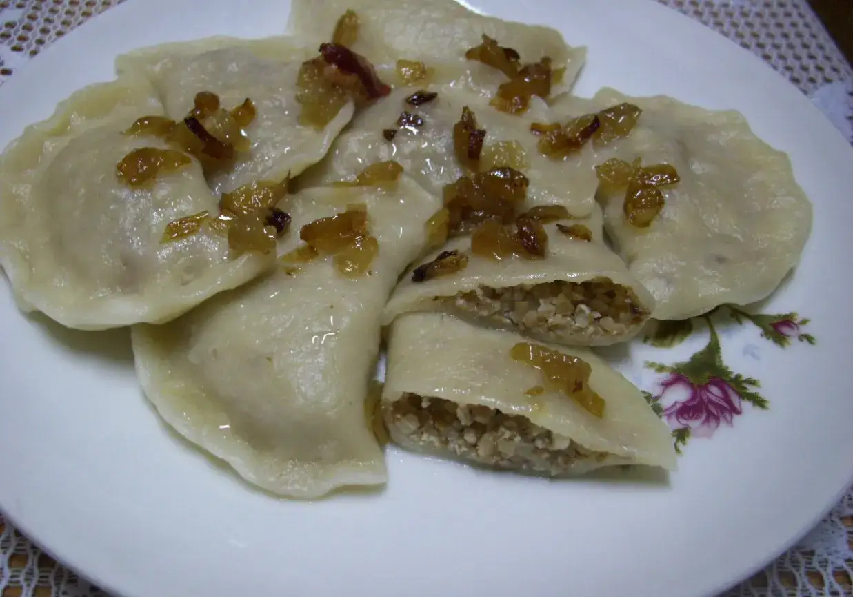 Sprawdzony przepis na pierogi z kaszą gryczaną i serem. Pyszne, domowe pierogi z bogatym nadzieniem, posypane skwarkami.