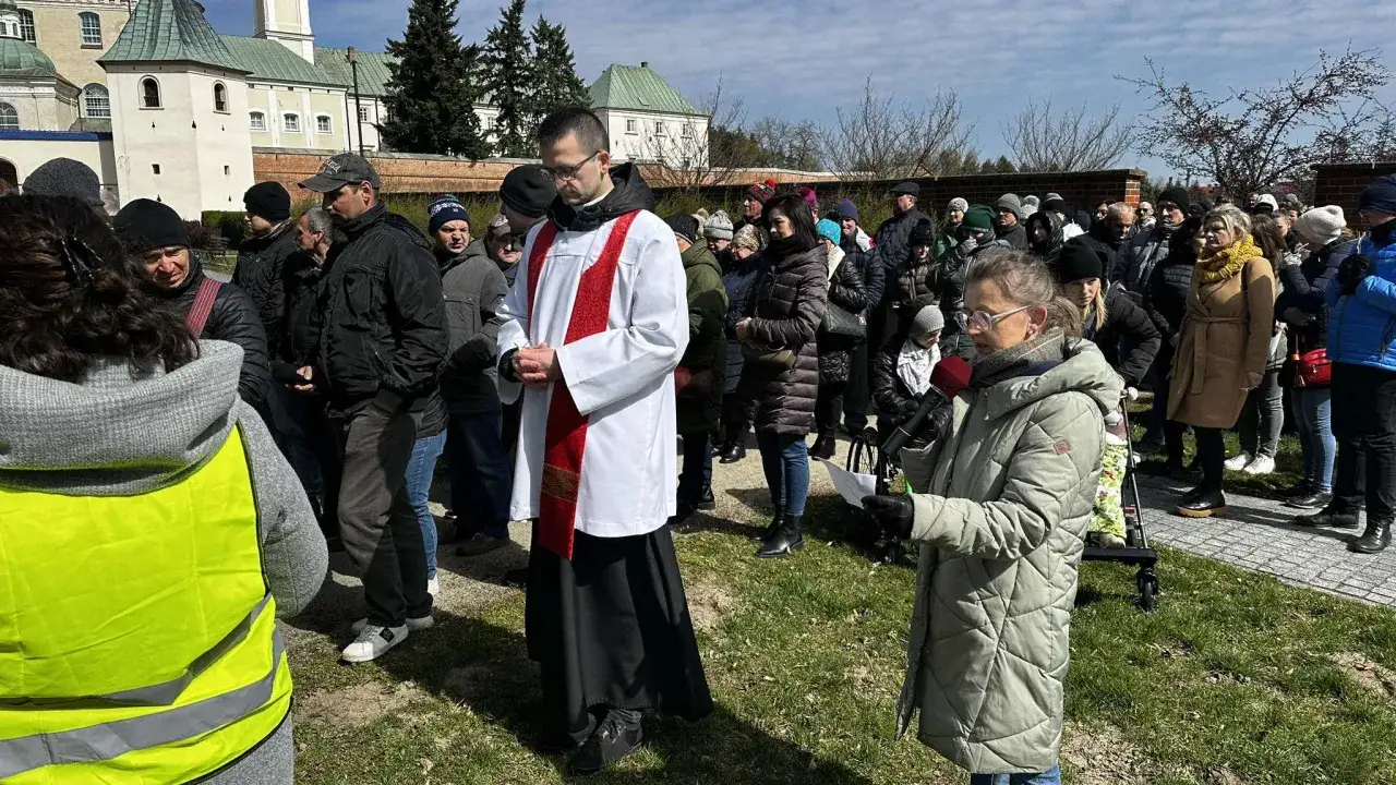 Duchowny i wierni zgromadzeni przed kościołem. Czy warto należeć do wspólnoty parafialnej? Różne rodzaje grup i ruchów wspierają życie duchowe.