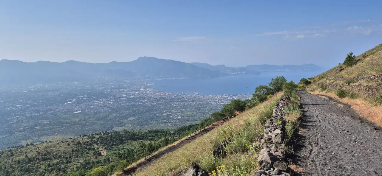 Sentiero sul Vesuvio, con vista sul golfo e la citt&agrave;. Il vulcano attivo dentro il Vesuvio cratere domina il paesaggio.
