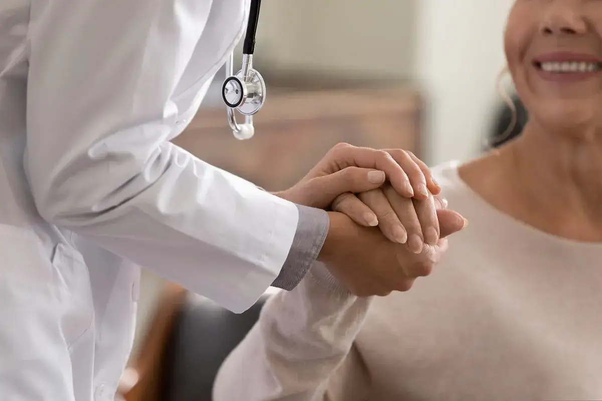Urolog badający mężczyznę, badanie prostaty