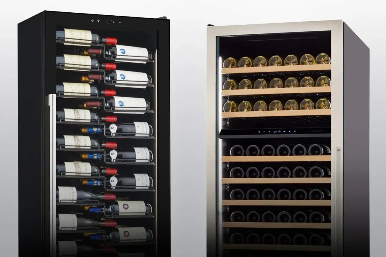 Deux caves à vin électriques pleines de bouteilles. Découvrez comment ranger une cave à vin électrique pour une conservation optimale.