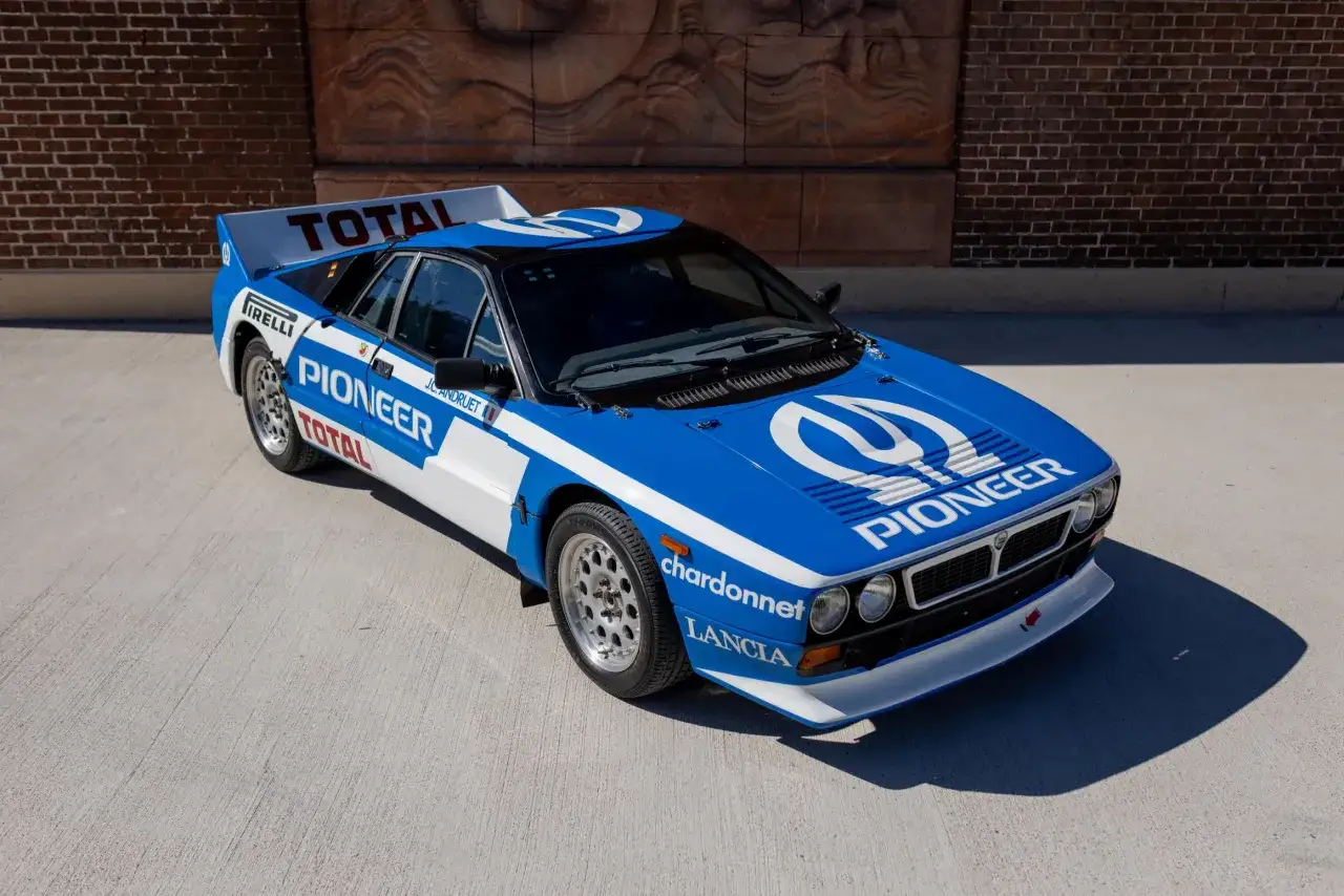 Niebiesko-biała Lancia 037 z napisem PIONEER i logiem TOTAL. Ikona rajdów z lat 80.
