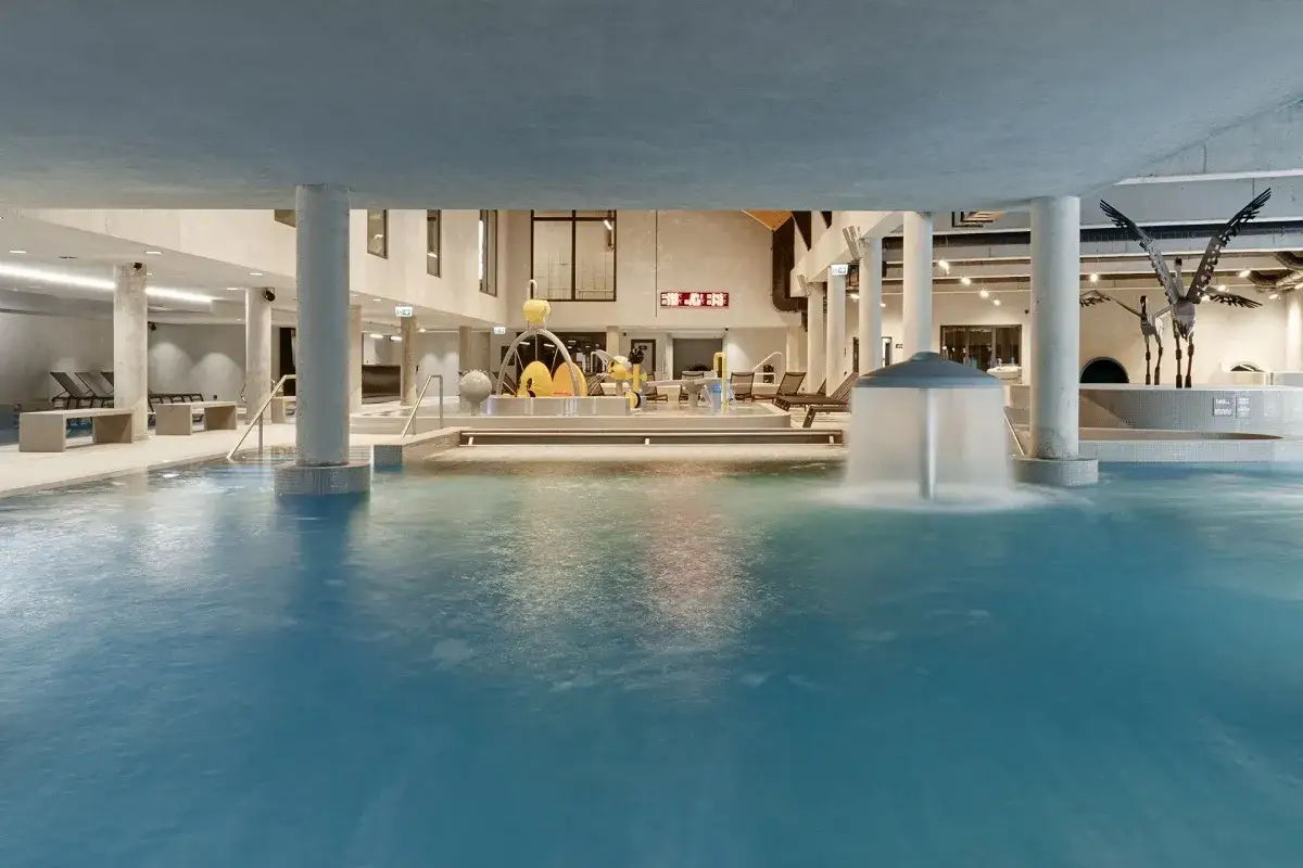 Basen w hotelu Lake Hill Mazury Resort & Spa z wodnym placem zabaw i kaskadą. Idealne miejsce na relaks.
