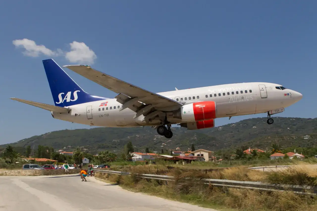 SAS-plan landar vid Skiathos flygplats.
