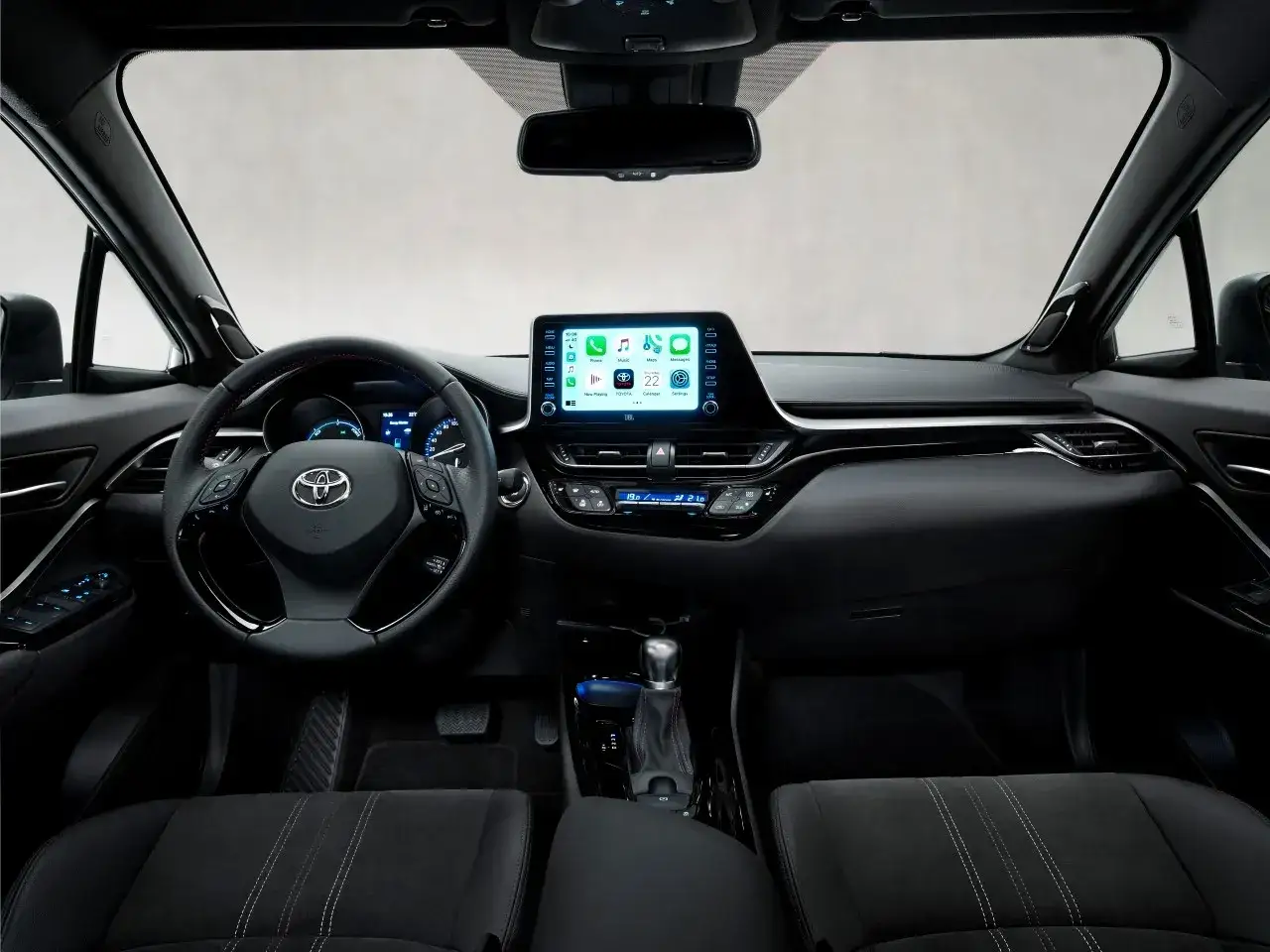 Wnętrze Toyota C-HR GR z ekranem multimedialnym i sportową kierownicą.