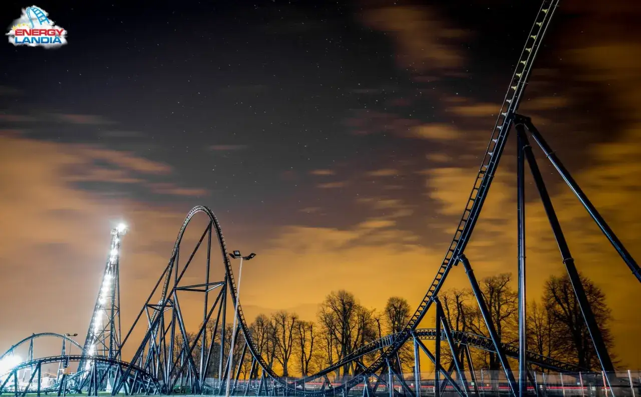 Nocne niebo nad Energylandią, gdzie majestatyczny Hyperion wznosi się ku gwiazdom. Czekasz na przeciążenia?