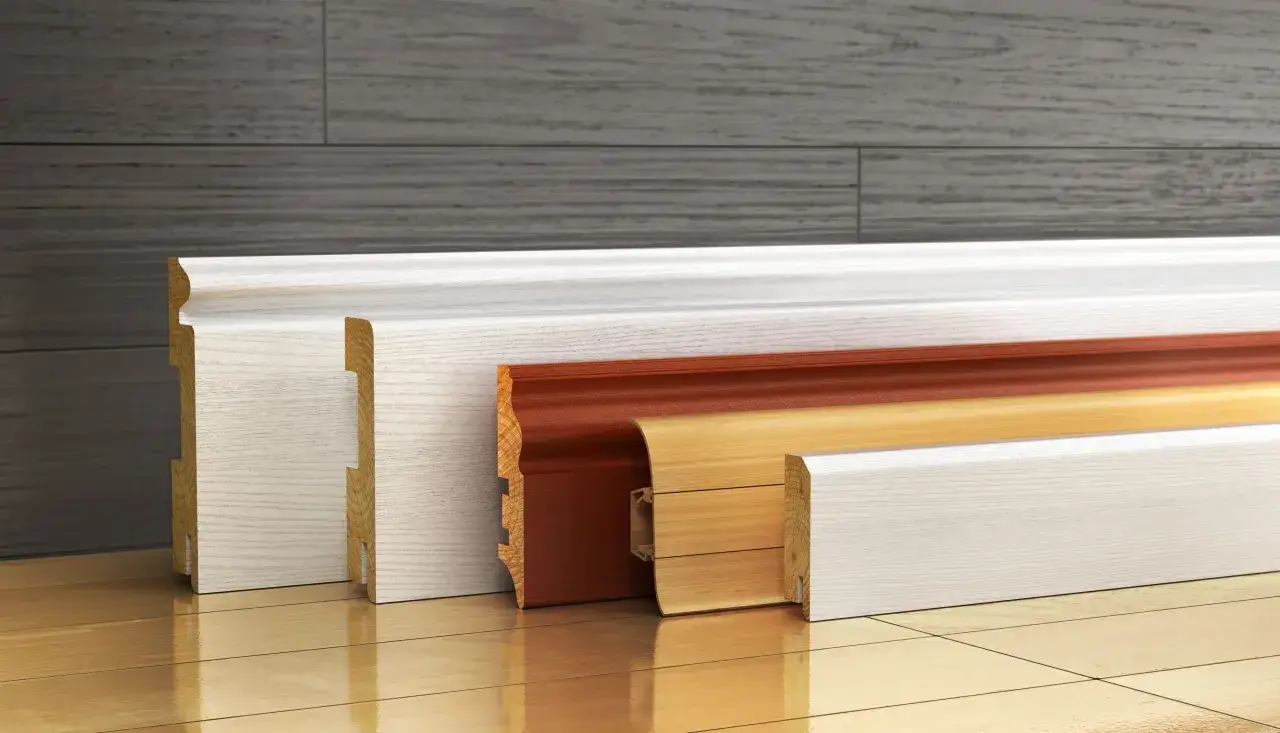 Variedad de rodapiés de madera y PVC en diferentes acabados y perfiles, listos para embellecer cualquier espacio.