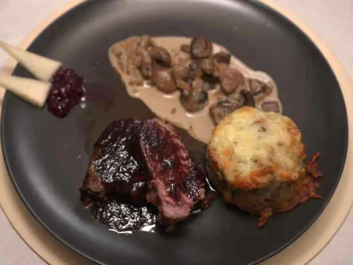 Ein köstliches Wildschweinfilet Rezept mit Pilzrahmsoße, Knödel und Preiselbeeren.