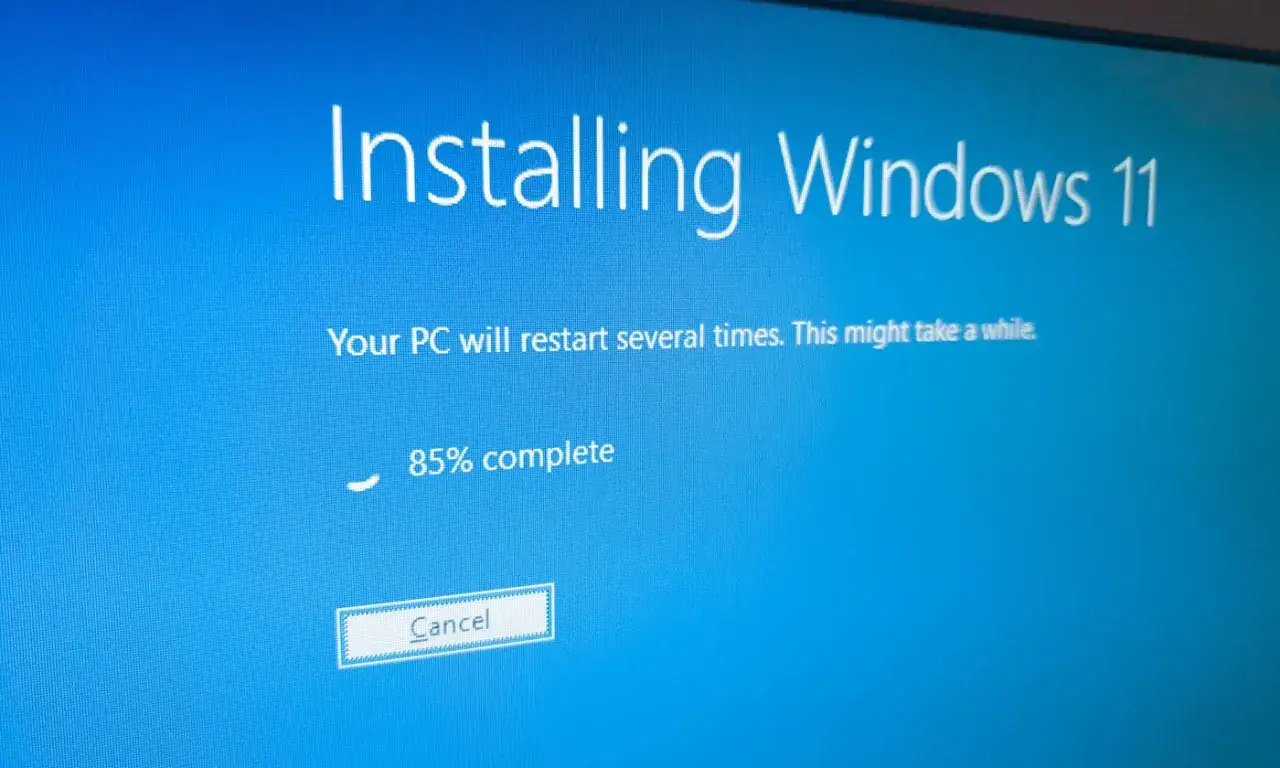 Instalacja Windows 11 bez internetu postępuje, 85% ukończone. Komputer zrestartuje się kilkukrotnie.