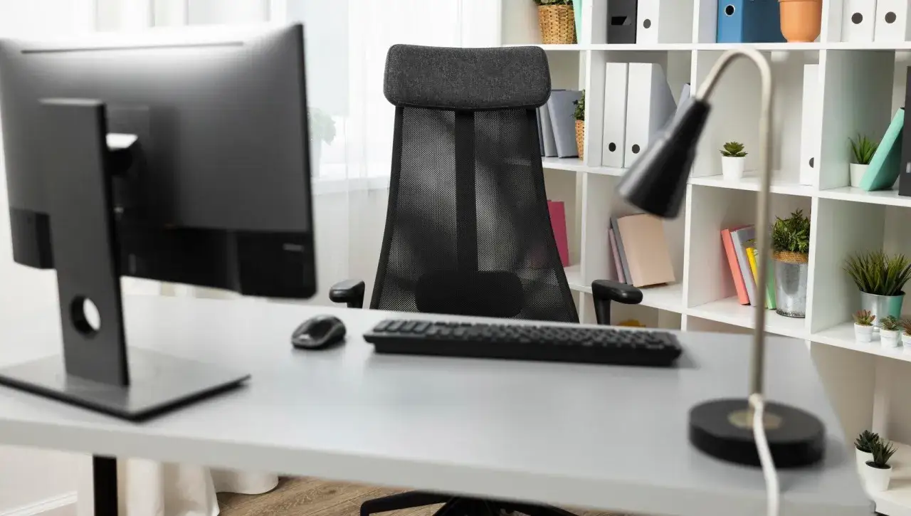 Spedytor home office praca zdalna biurko komputer