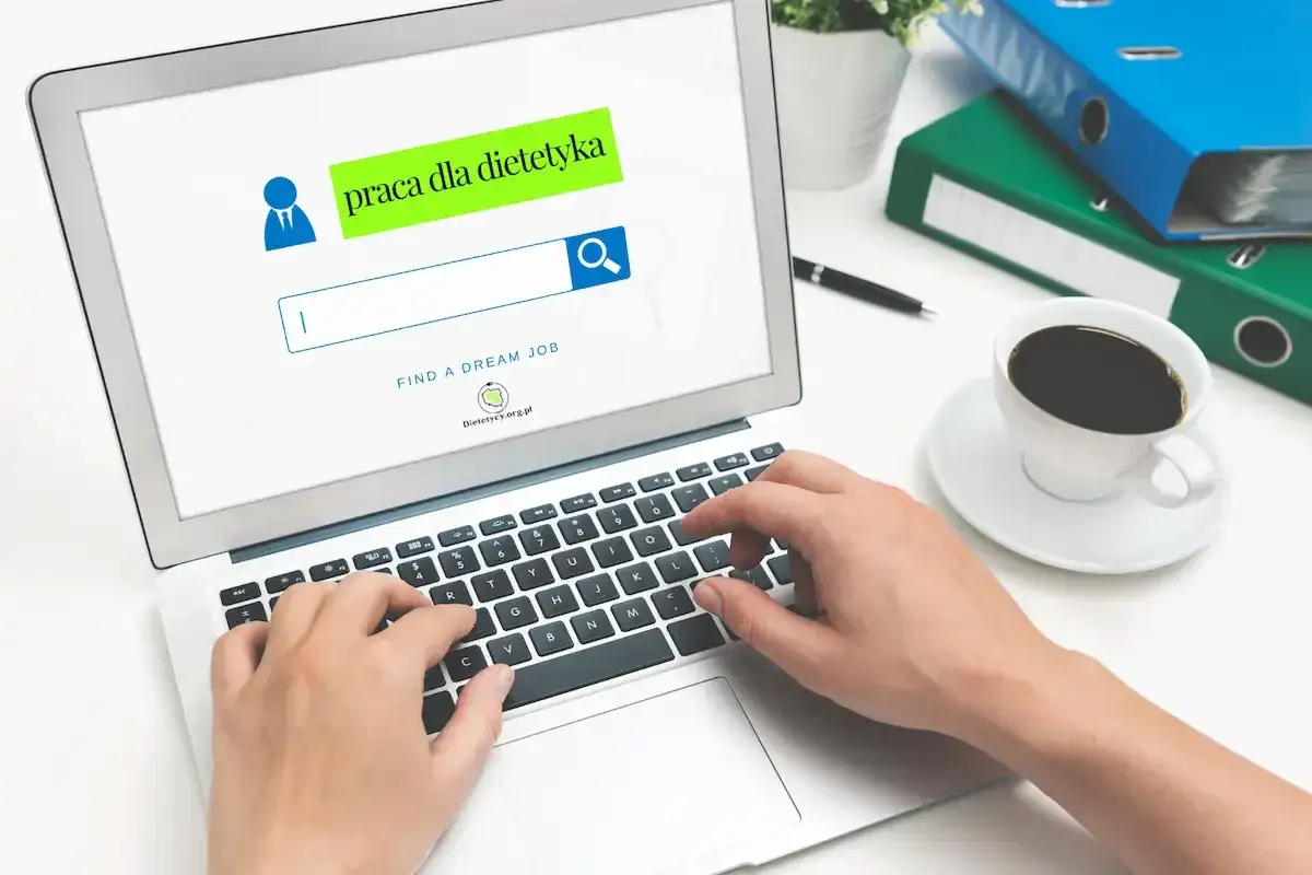 Szukasz pracy dla dietetyka? Na ekranie laptopa widać wyszukiwarkę ofert pracy, sugerującą możliwości rozwoju po studiach.