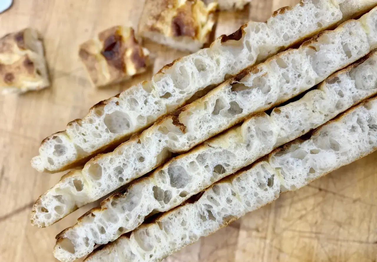 Aufgeschnittene Focaccia mit luftiger Krume, perfekt f&uuml;r ein Caputo Nuvola Rezept.