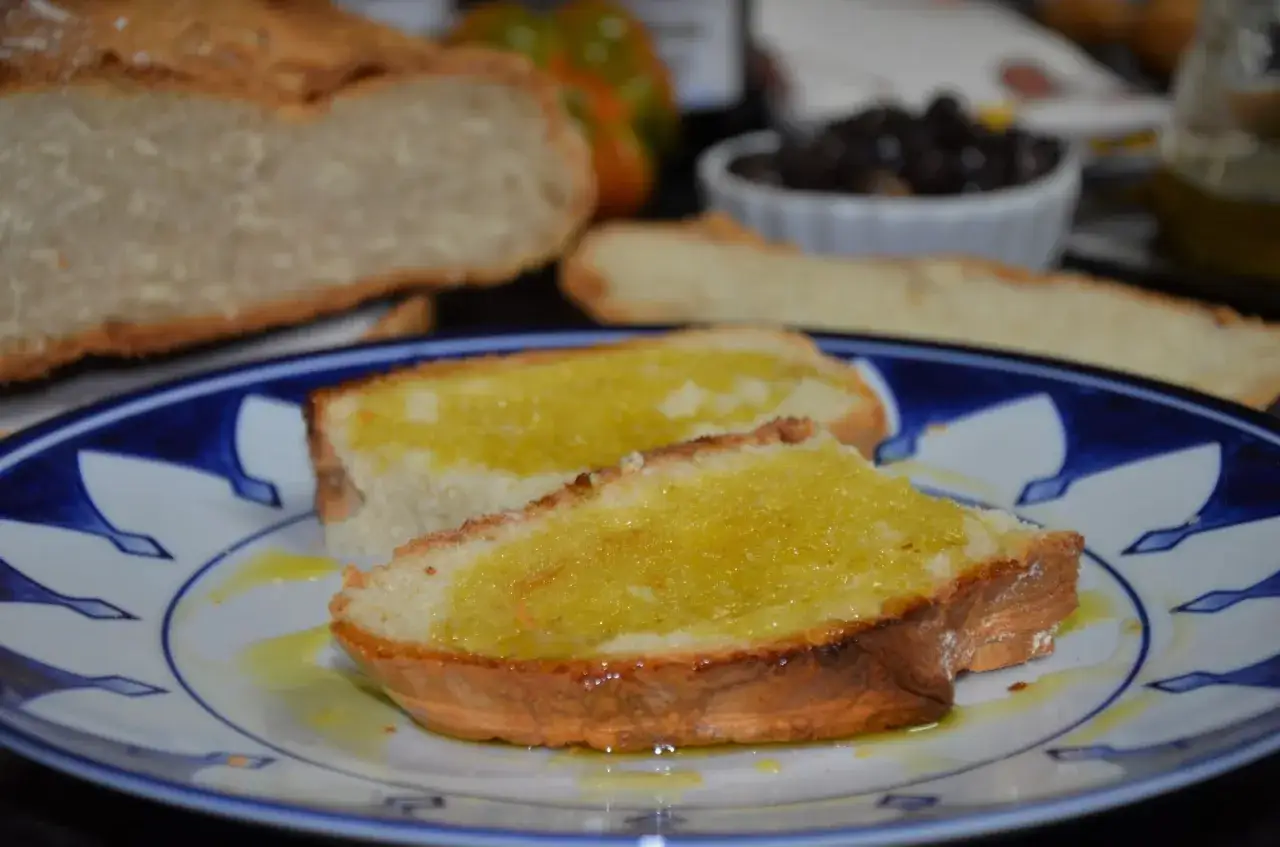Tostadas con aceite de oliva, un cl&aacute;sico sencillo y delicioso. Pan crujiente ba&ntilde;ado en oro l&iacute;quido.