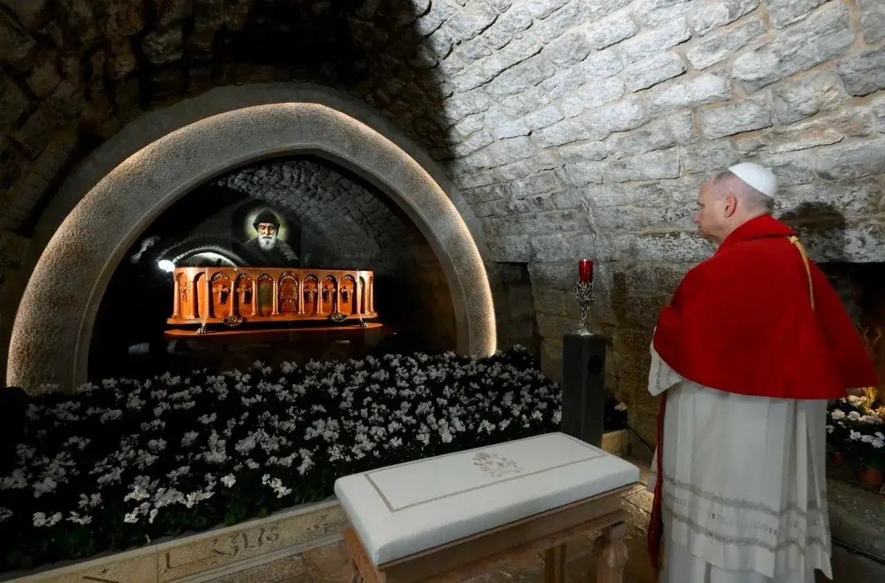 Papież Franciszek w grobowcu świętego Szarbel, gdzie wierni doświadczają cud&oacute;w.