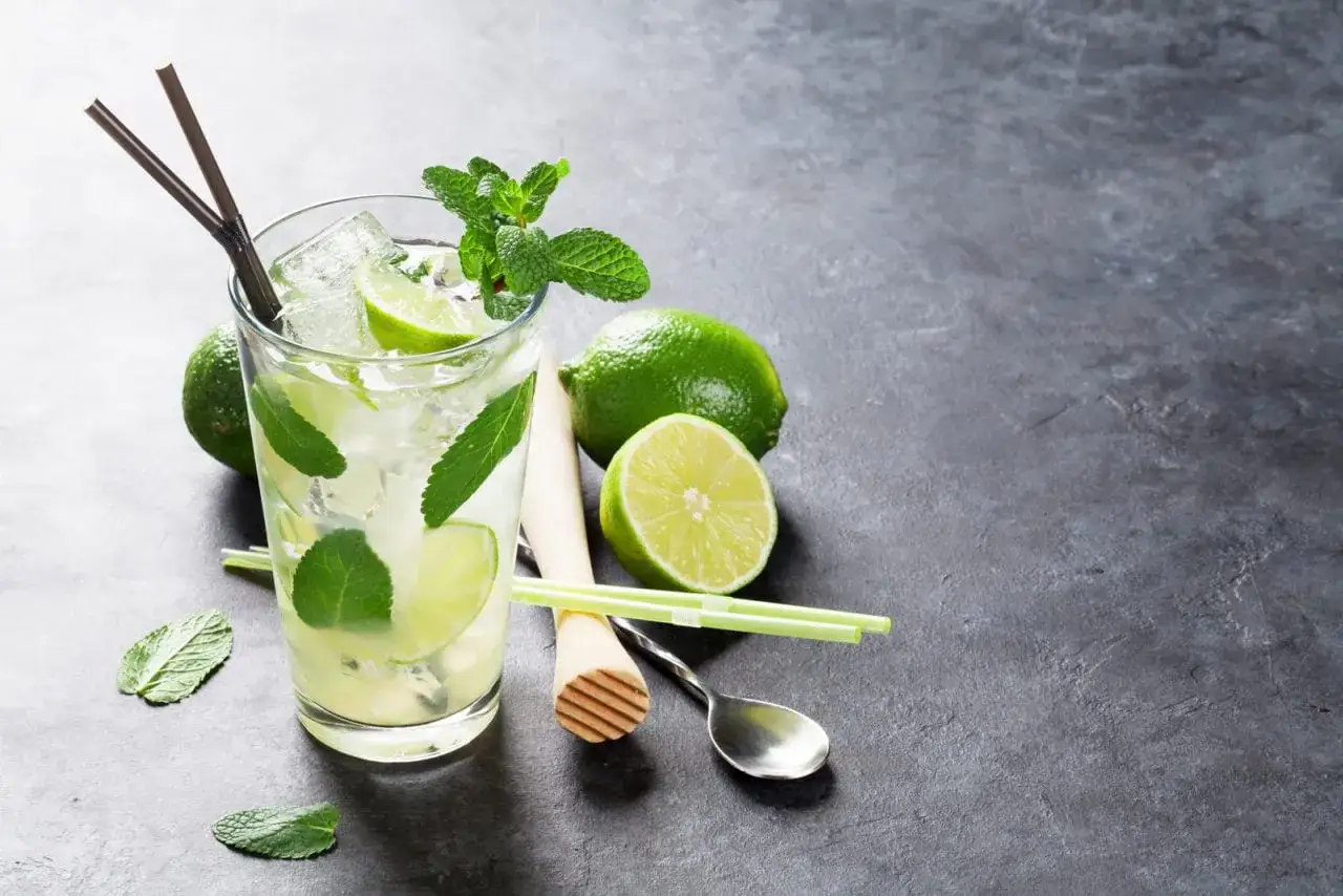 En uppfriskande Bacardi-drink med lime och mynta, redo att avnjutas.