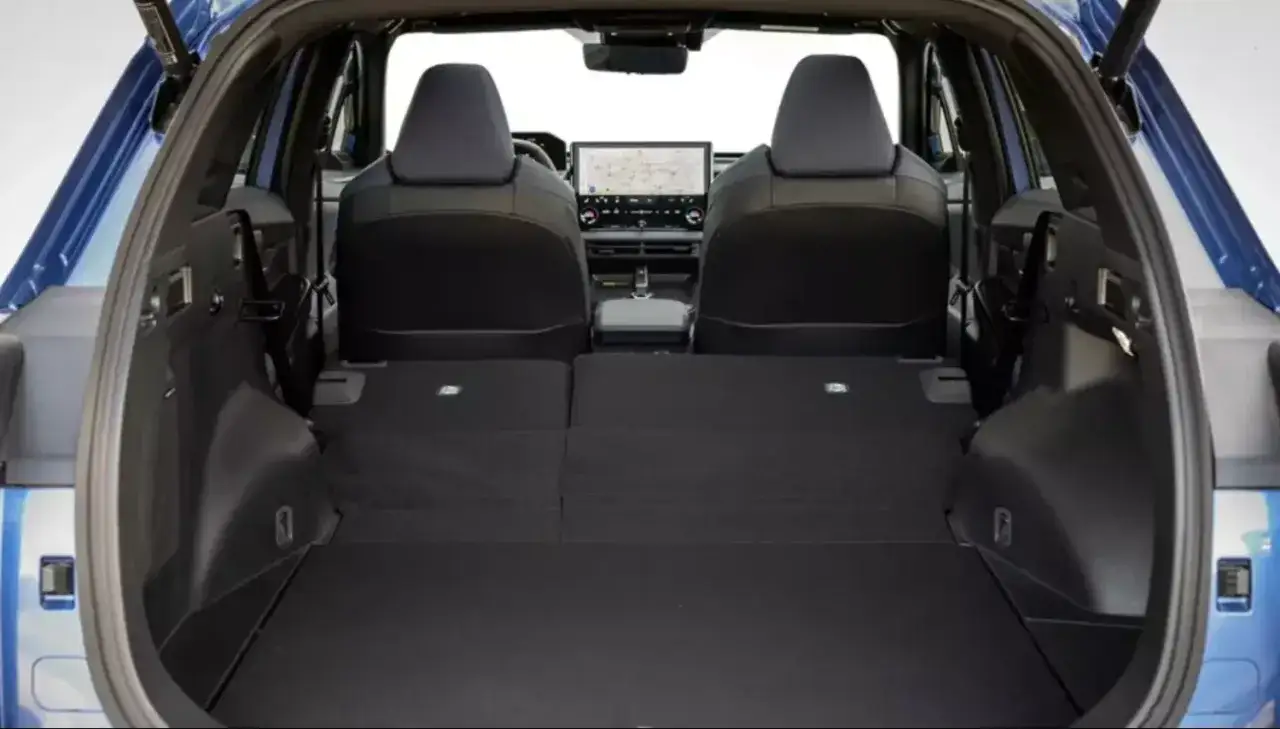 Przestronny bagażnik Subaru Outback 2025 z rozłożonymi tylnymi siedzeniami, idealny na wakacyjne wyjazdy.