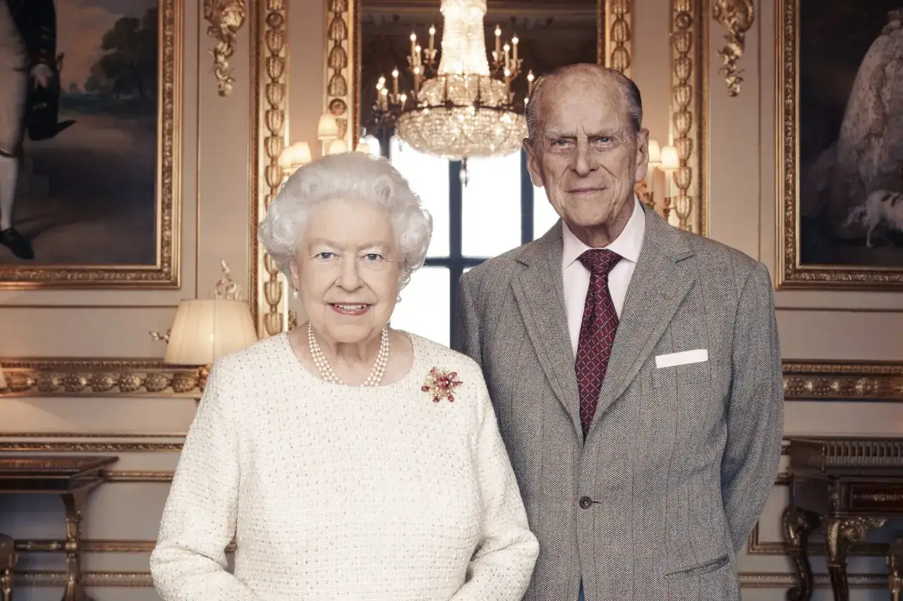Regina Elisabetta e Principe Filippo celebrano 75 anni di matrimonio che nozze sono. Un ritratto regale in un salone sfarzoso.
