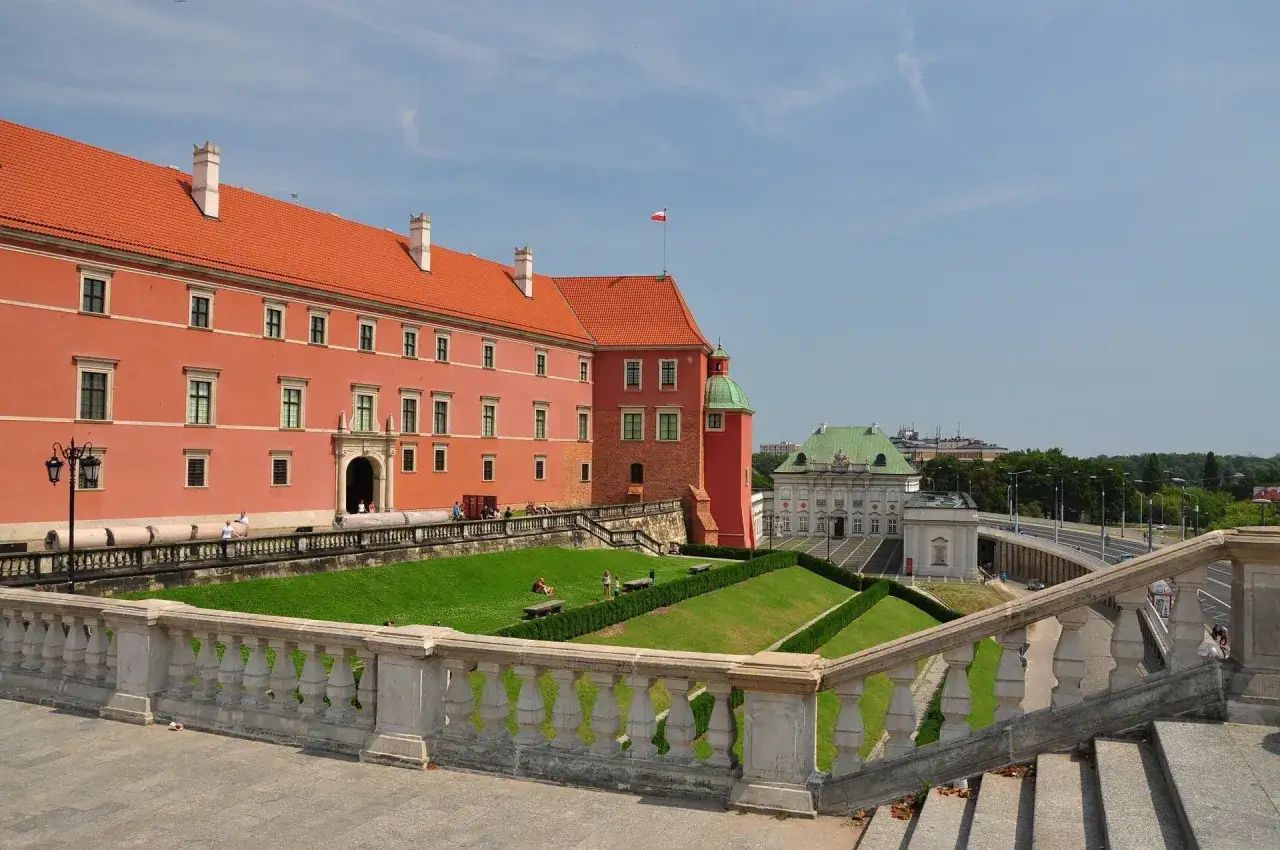 Zamek Królewski w Warszawie, jedno z wielu **ciekawe miejsca 150 km od Warszawy**, z zielonymi tarasami i kamienną balustradą.