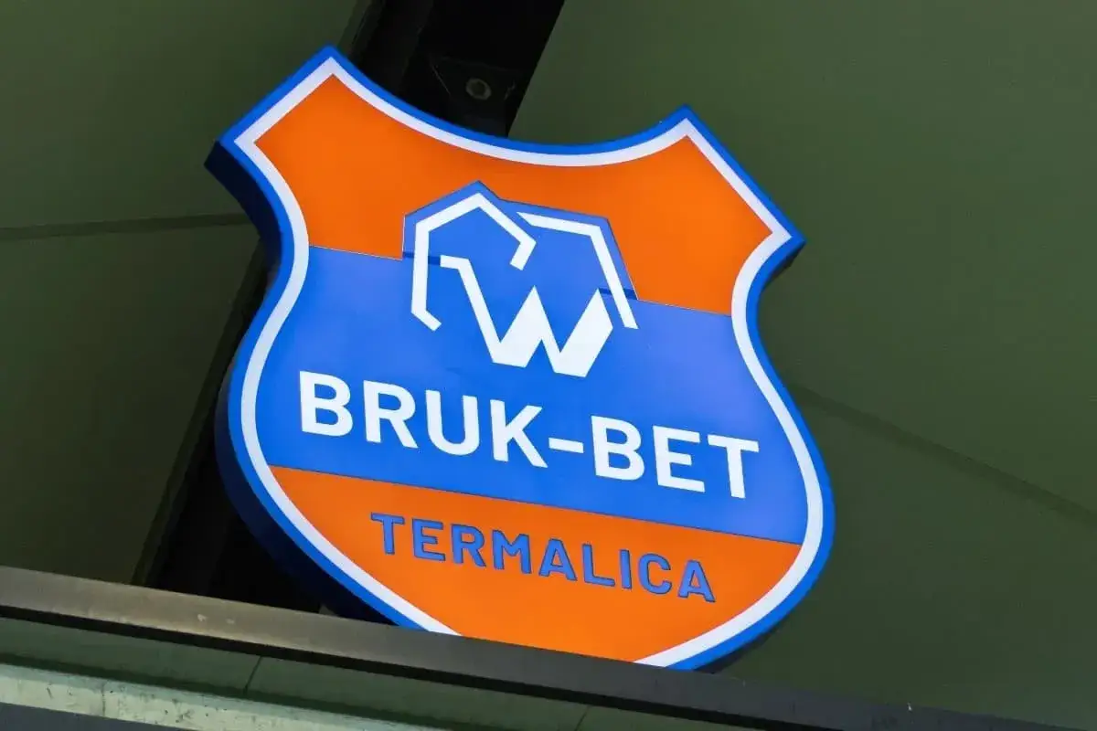 Logo Bruk-Bet Termalica, zespołu, który walczy o wysokie **rankingi** w lidze, obok Wisły Płock.