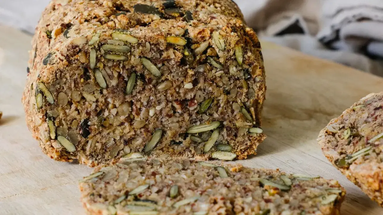 Saatenbrot rezept: Ein rustikales Brot, reich an Sonnenblumen- und Kürbiskernen, perfekt für ein gesundes Frühstück.