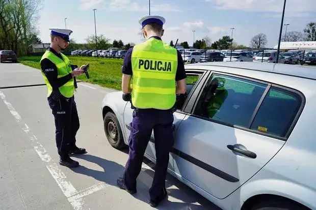 policja kontrola samochodu dymiący wydech mandat