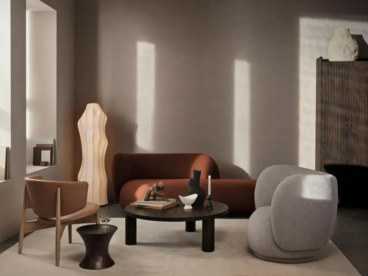 Stilvolle Wohnzimmergestaltung: warmes braunes Sofa, welche Wandfarbe passt? Sanfte Töne und natürliche Materialien schaffen Gemütlichkeit.