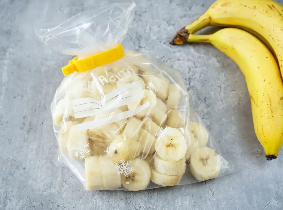 Gefrorene Bananenstücke in einem Beutel, bereit für Smoothies. Bananen einfrieren wie lange? Bis zu 6 Monate haltbar.