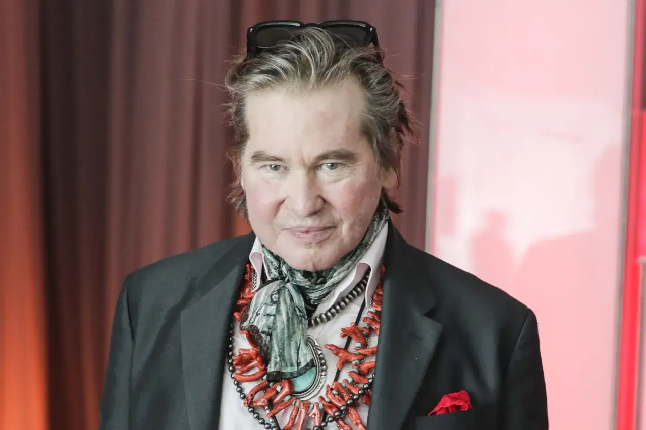 Val Kilmer, mimo choroby, prezentuje się z godnością, nosząc charakterystyczną biżuterię i okulary na głowie.